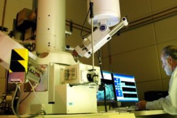 Foto scienziato in laboratorio